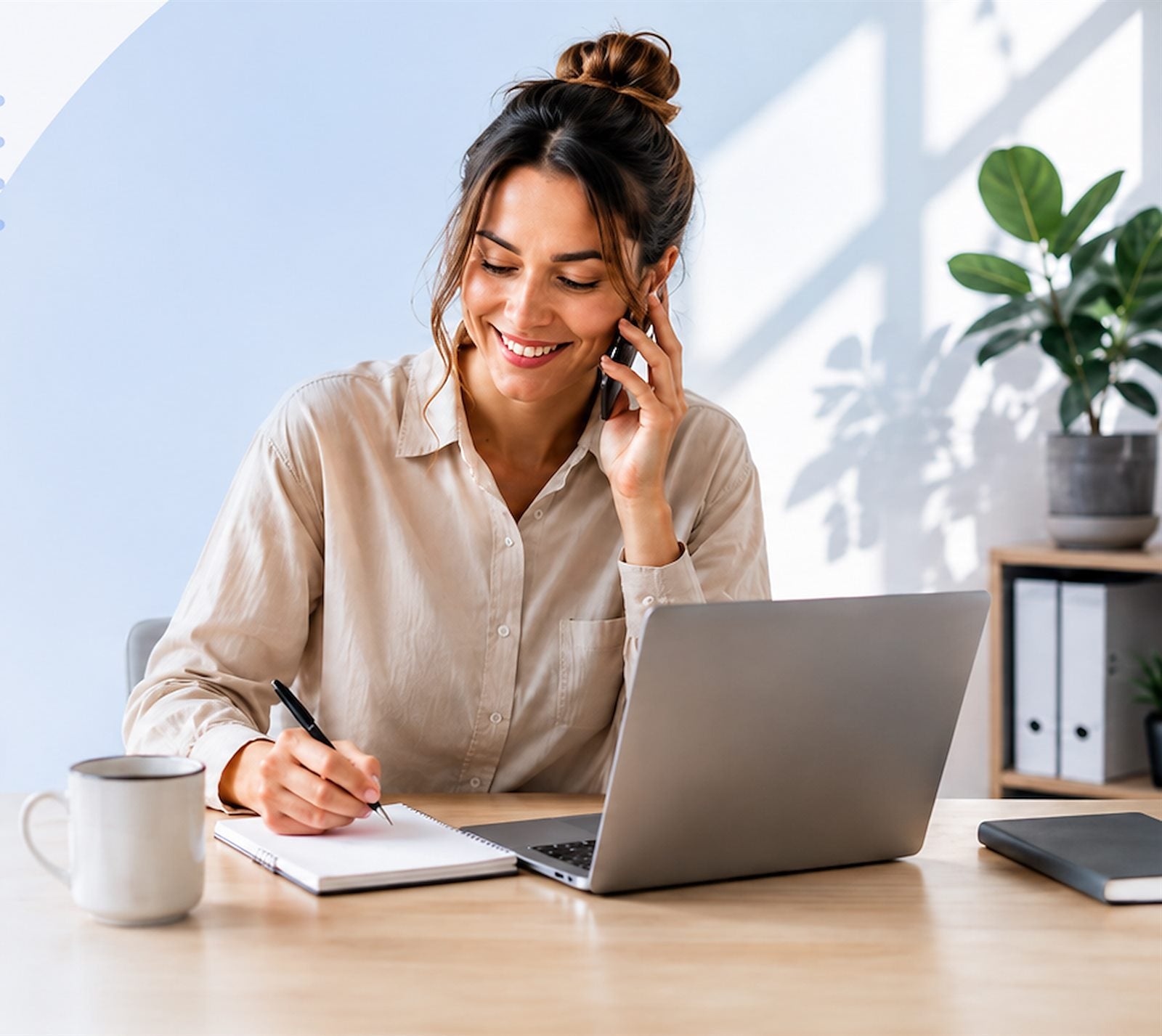 Mitarbeiterin am Telefon am Laptop